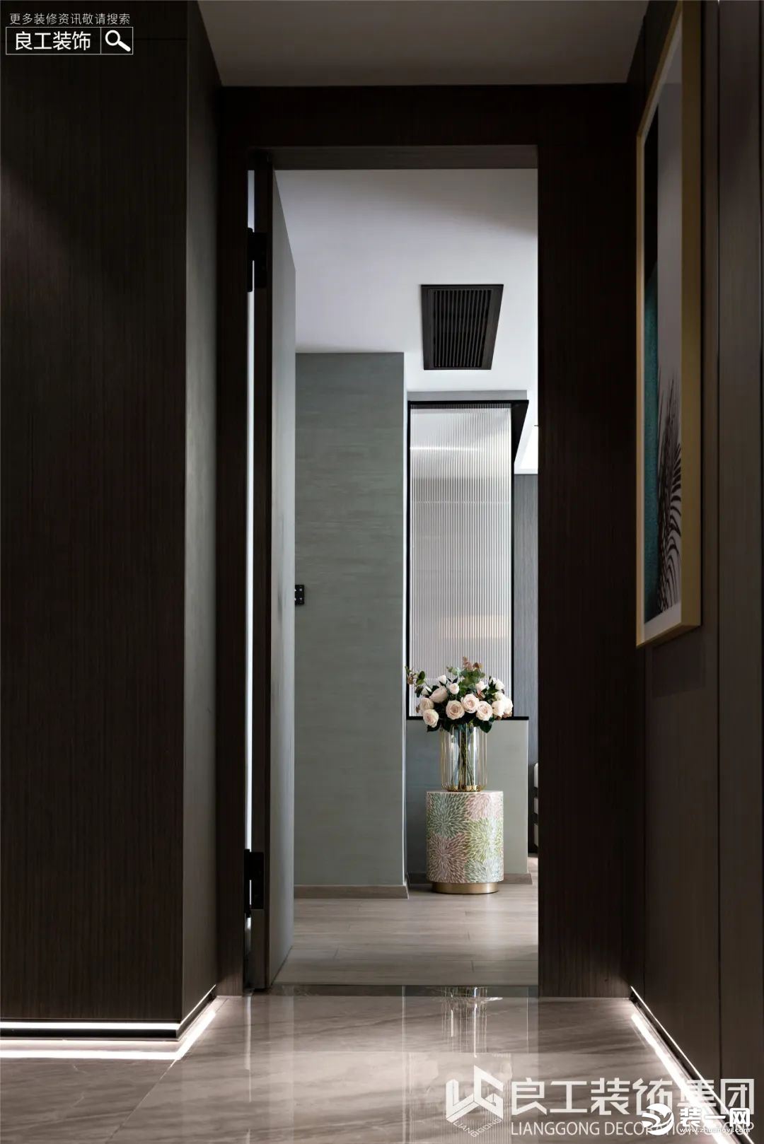 走廊大面积选用玄关同款的木饰面拼贴，房间的门也是选用了木饰面隐形门，保持了空间的整体性，还显得大气
