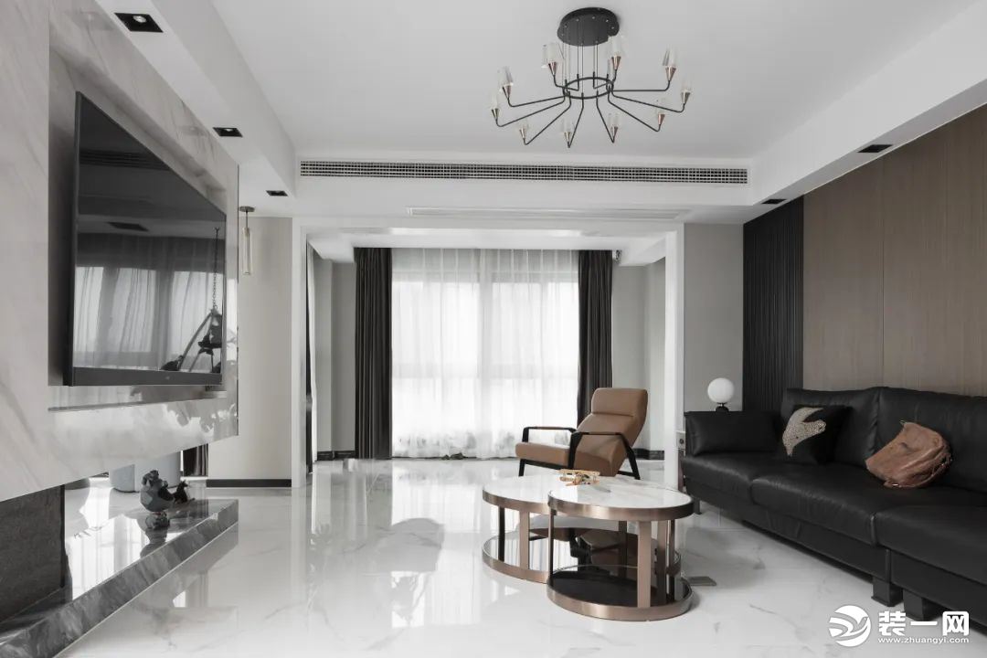 客厅的设计给人柔和沉稳的气质，木饰面和大理石的材质勾勒出空间的张力和层次