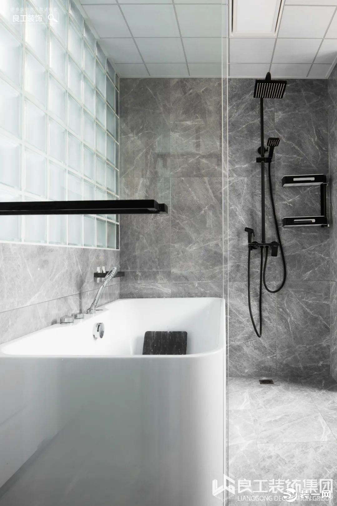 卫生间是双台盆的设计，对于空间足够、追求效率的人来说还是很实用的，浴缸的存在也是享受生活的表现