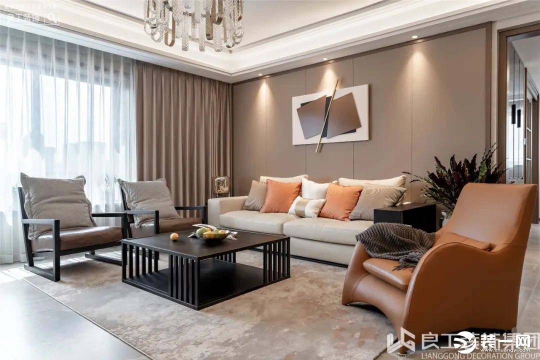客厅选用低调沉稳的棕、白色作为基础配色，护墙板背景墙的立体不规则挂画，在射灯的照射下显得更加夺目