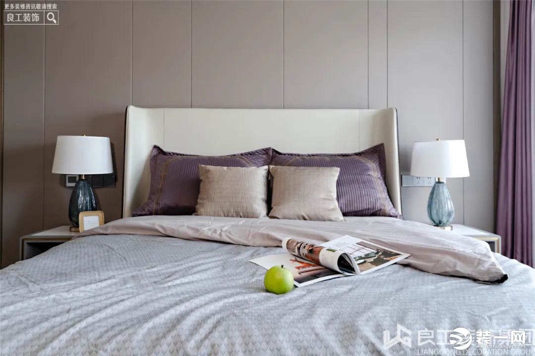 卧室是放松自我的最好安全区，独立私密、回归本我，床头选用客厅同款不同色护墙板，和床头的色系相通