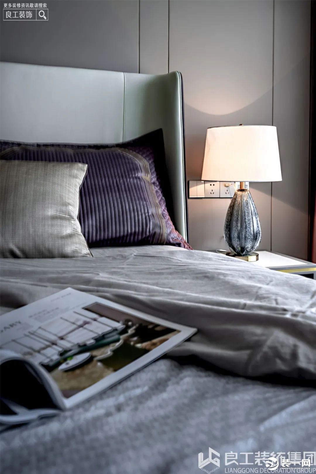 卧室在灯光的映衬下效果绝佳，木地板也为空间增加了自然舒适之感