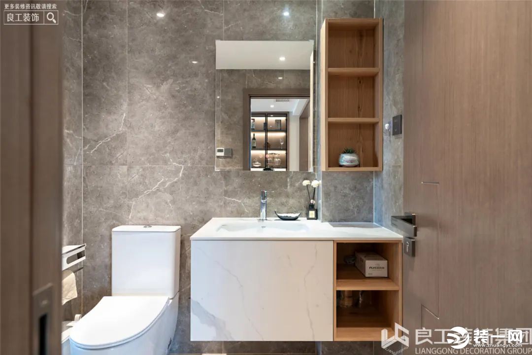 卫生间选用大理石、原木的结合，在视觉上就显得干净整洁，壁挂式洗手台可以有效的避免卫生死角