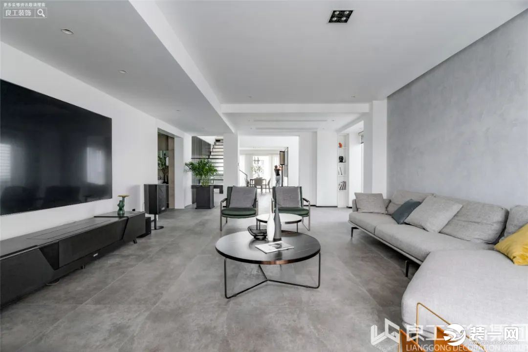 灰色简约布艺沙发和墙面地面形成呼应，给人以素雅的既视感，精心搭配家具单品，最简单的搭配营造温馨居家
