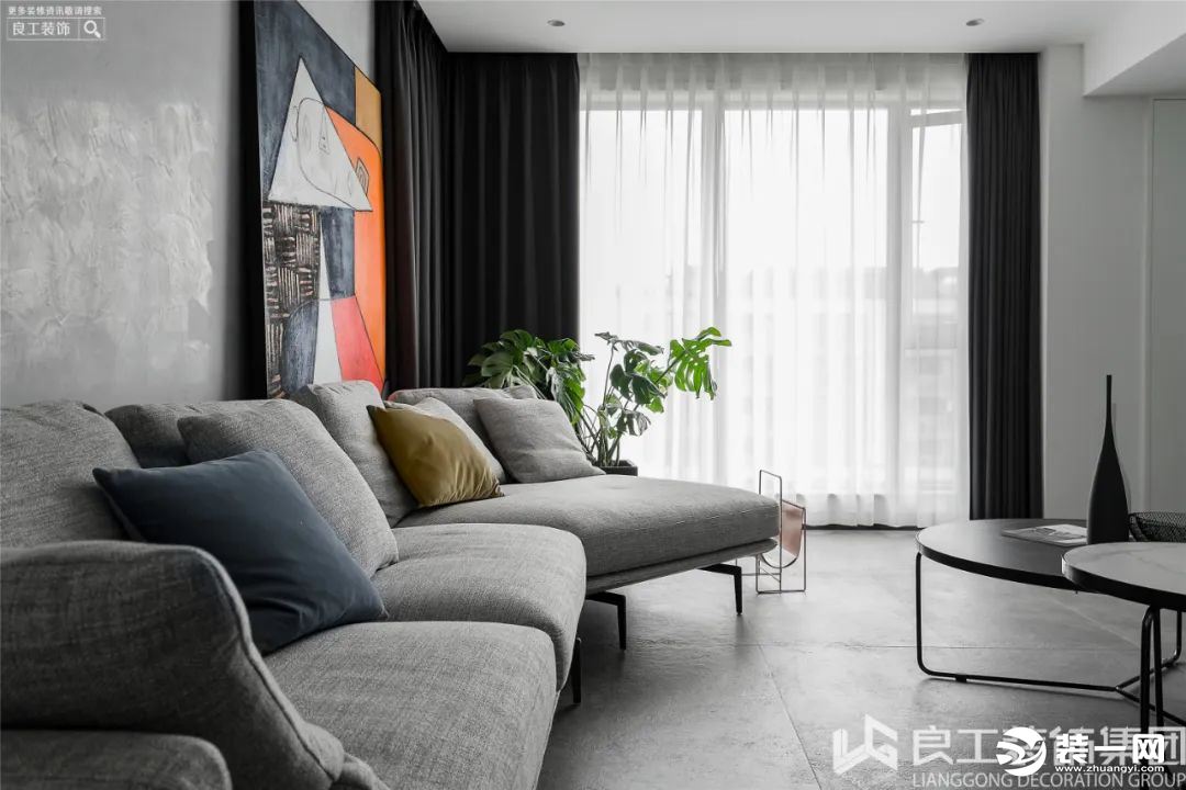 灰色简约布艺沙发和墙面地面形成呼应，给人以素雅的既视感，精心搭配家具单品，最简单的搭配营造温馨居家