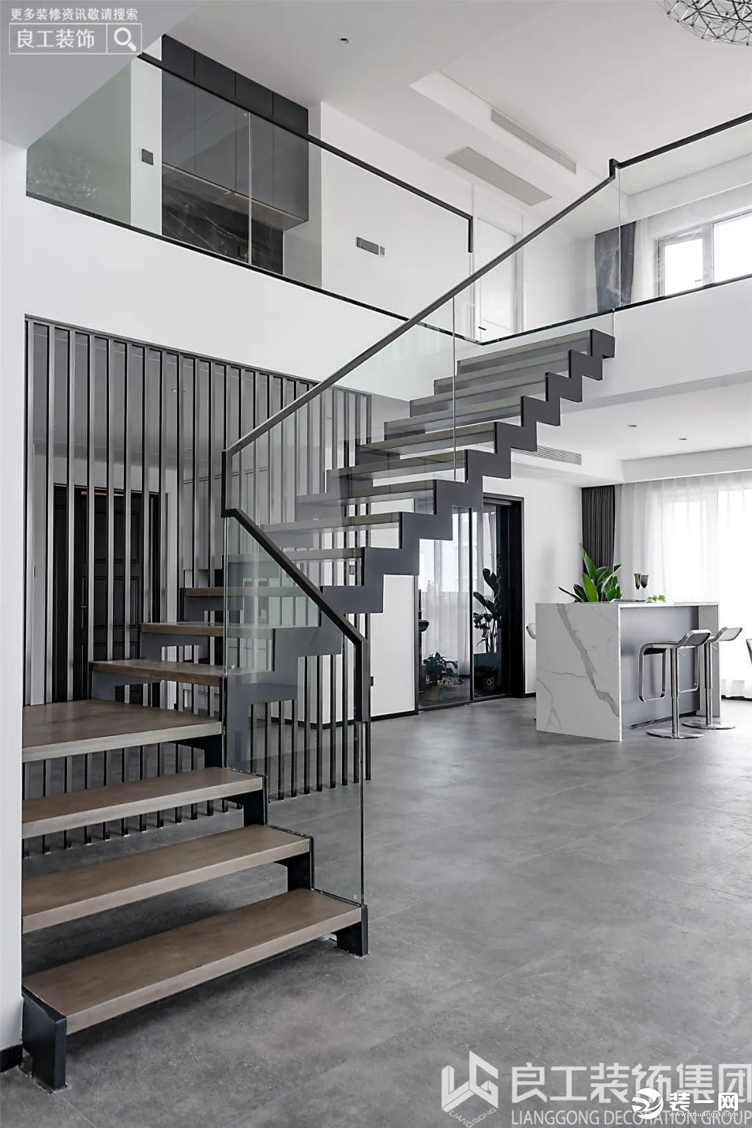 黑色的楼梯线条也让现代极简在此得到了很好的诠释