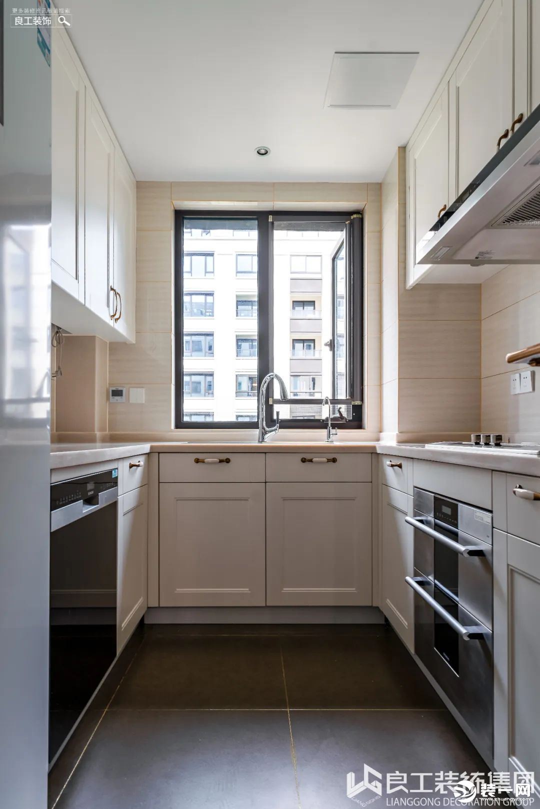 厨房是深U造型，即使空间面积不是很大，但是却一点都不会显得局促，直面的窗户增加了空间的通透度
