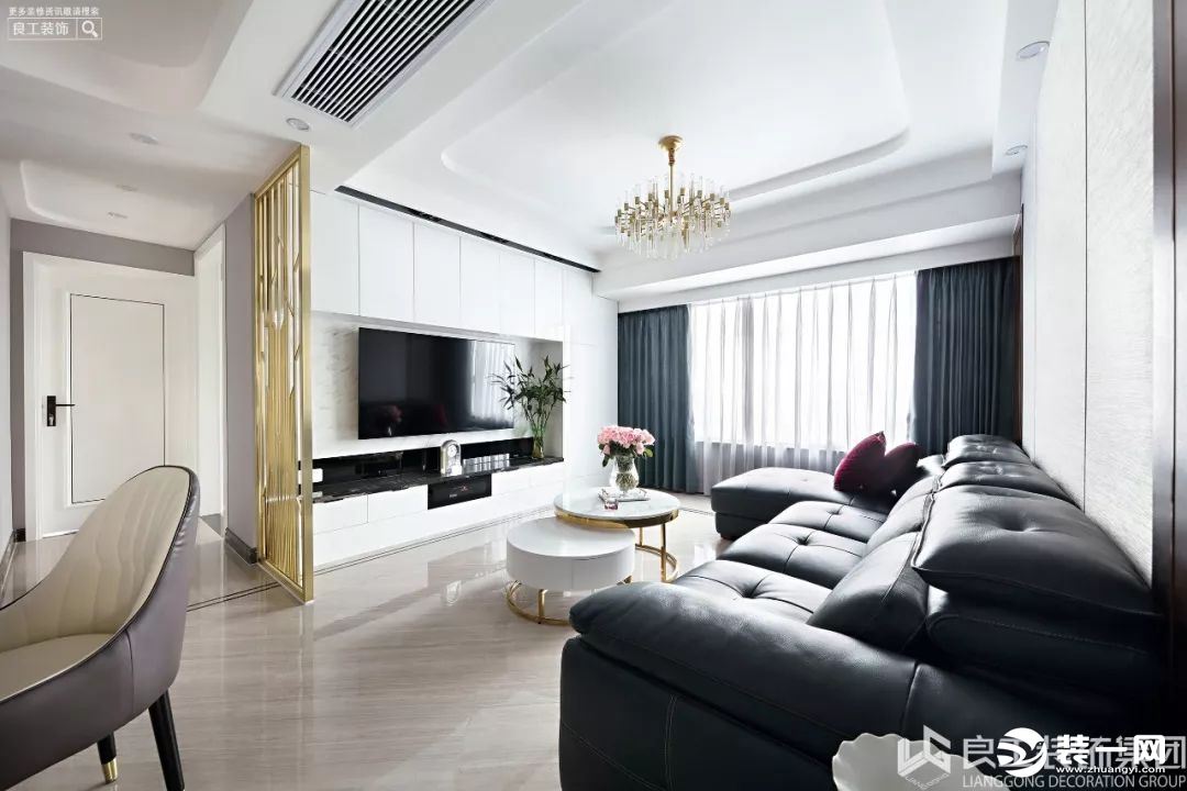 整个客厅空间硬装非常简洁，白色的层次吊顶、浅色大理石抛釉地砖，质感通透、视野开阔，客厅的采光非常好