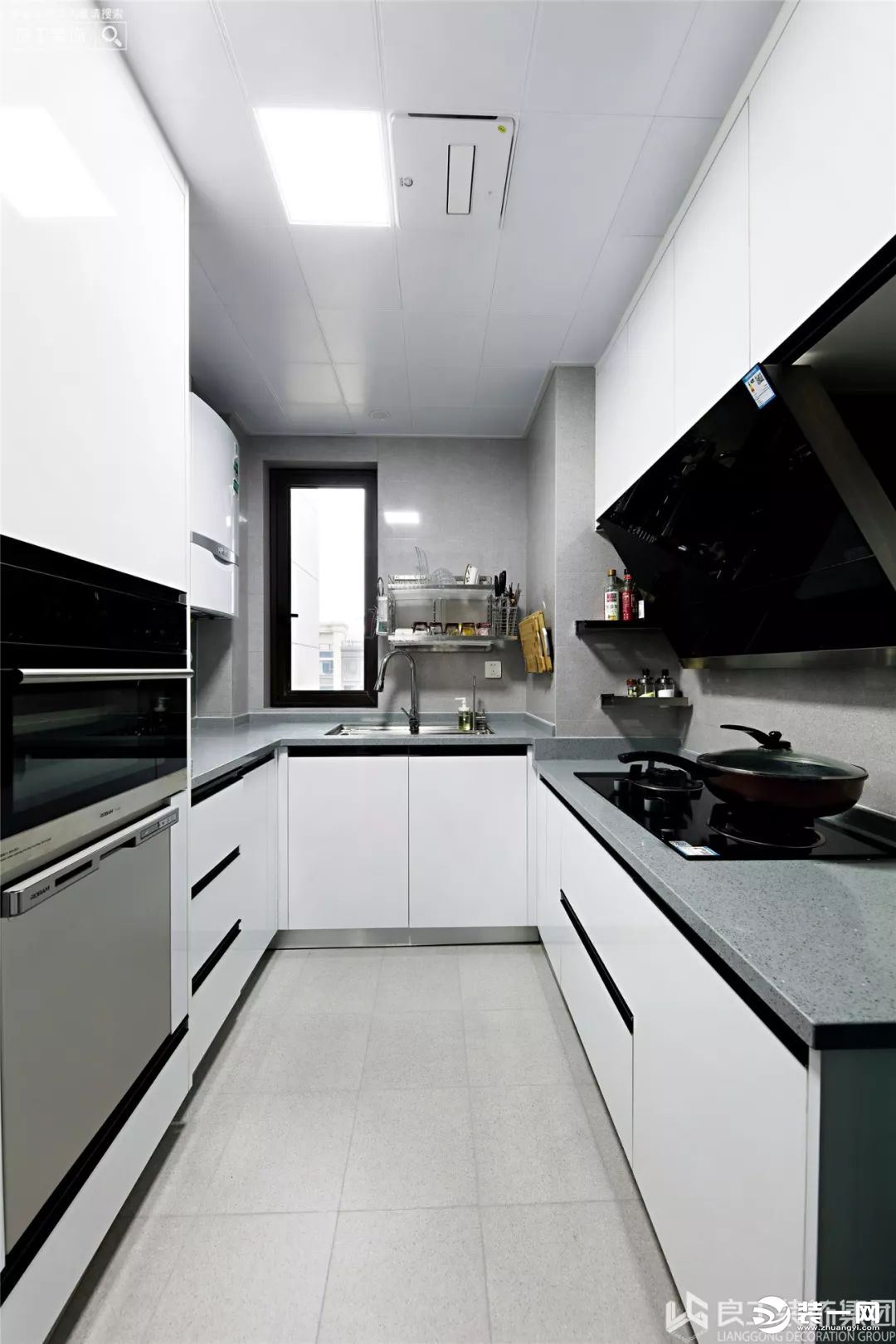 厨房是三扇玻璃移门的设计，打开的话厨房的敞开面积也会大大增加，拥有开放式厨房的视觉效果又避免了油烟