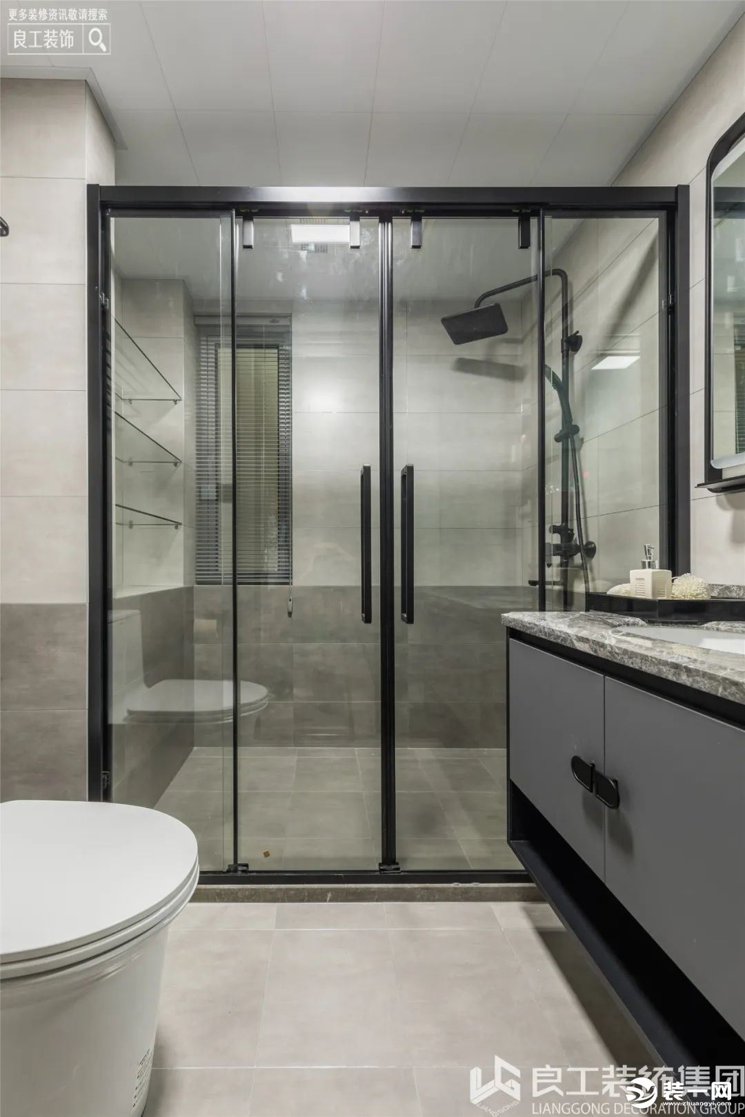 卫生间是以黑色边框作为主线，柜子边框、镜子边框以及玻璃移门的边框都是选用的黑色，迎合了整体的现代风格