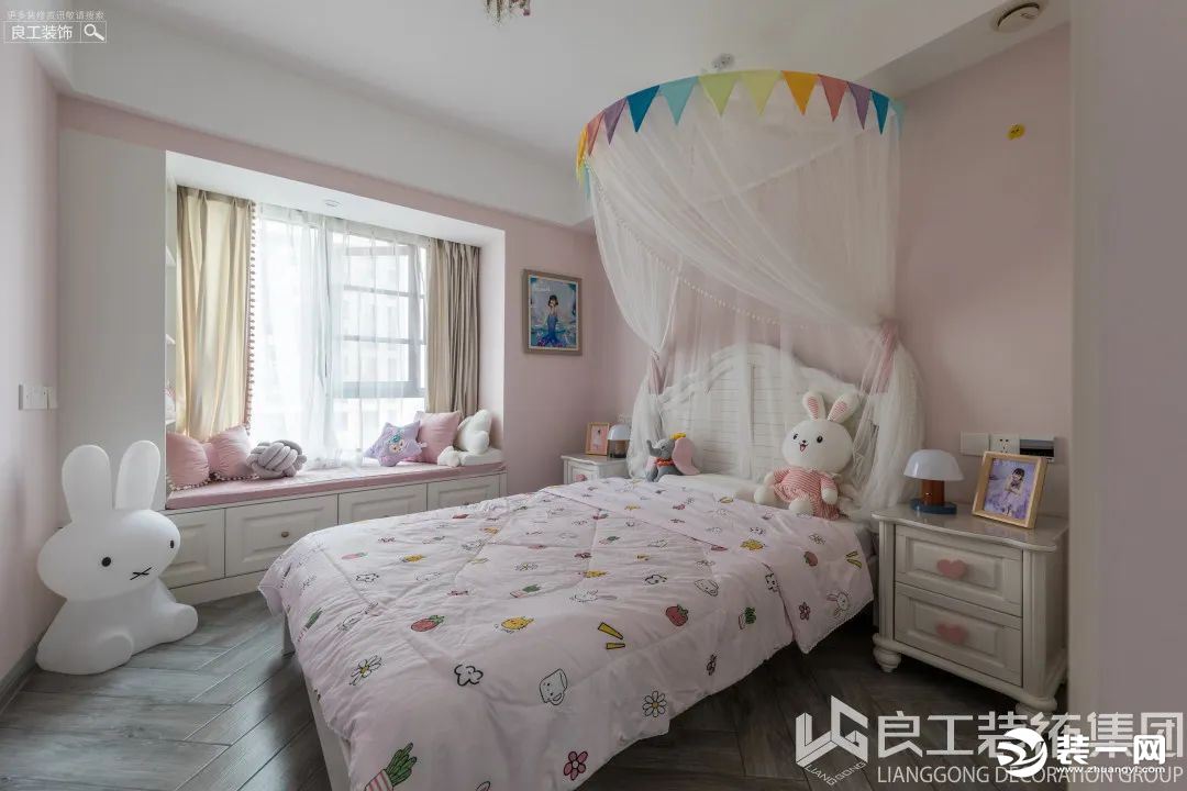 儿童房打造成了一个粉嫩的少女房，淡淡的粉色调墙面与床品，各式各样的小动物玩偶，还有梦幻的纱幔