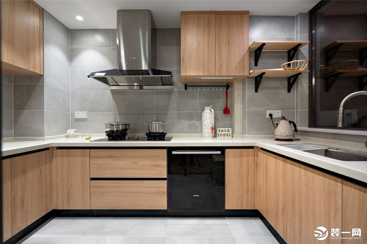 厨房是U形设计，开阔大气，柜体棕色的木质纹理淳朴清新， 配上渐变灰色花纹墙砖，整体搭配低调而不失格调