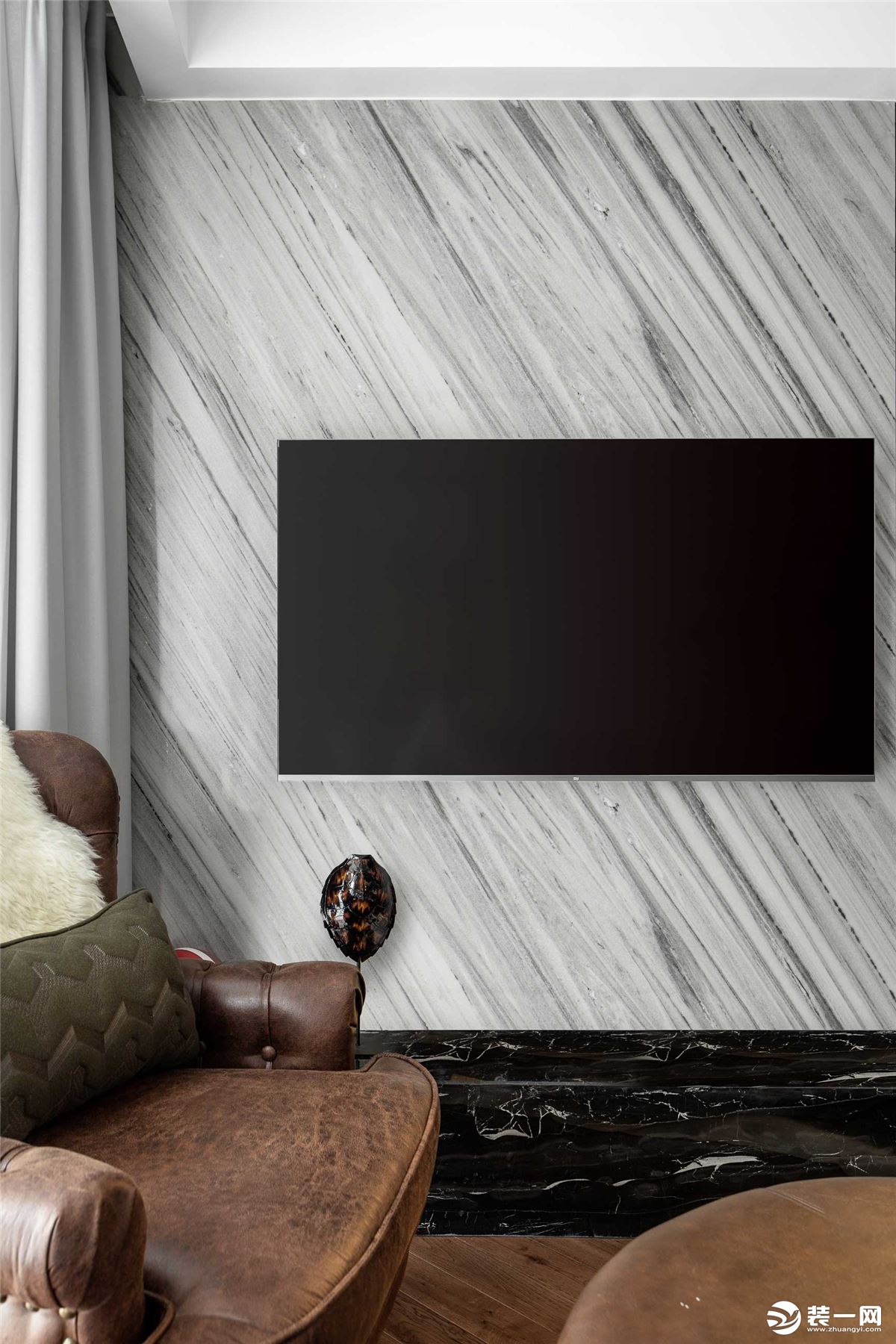 灰白色系的大理石电视背景墙简约大气，双色斜纹纹理使整个空间的延伸感得到了增强。