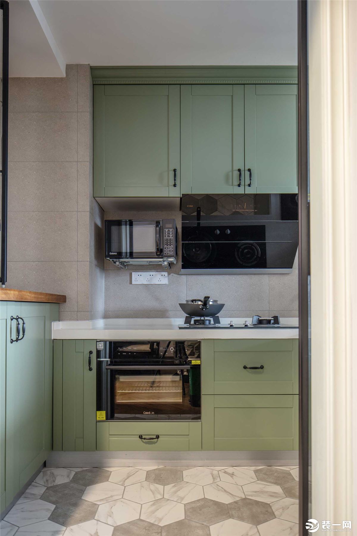 厨房将主空间的那抹浅绿色引入，流淌着一抹灵动清新的艺术韵味，让烹饪的心情随之愉悦。