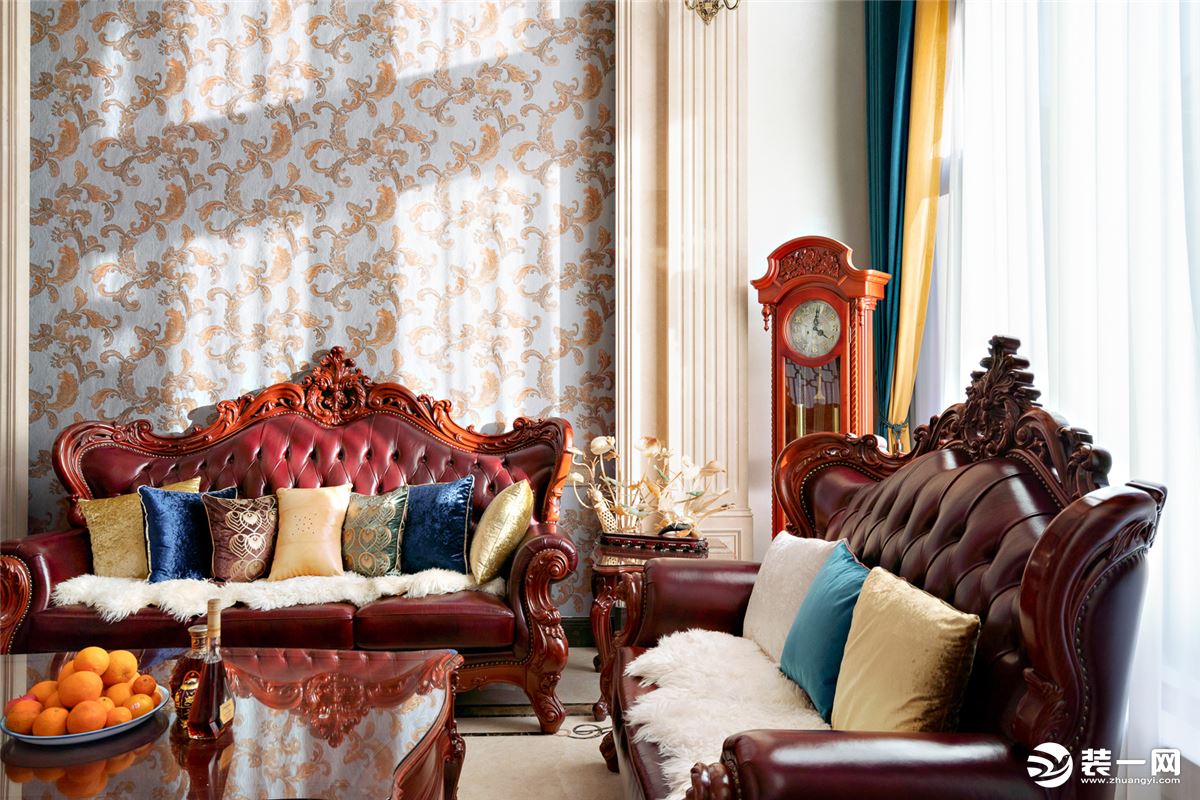 全屋采用了整套红木家具， 弧度优雅，雕琢精美，观赏度与实用性俱佳。