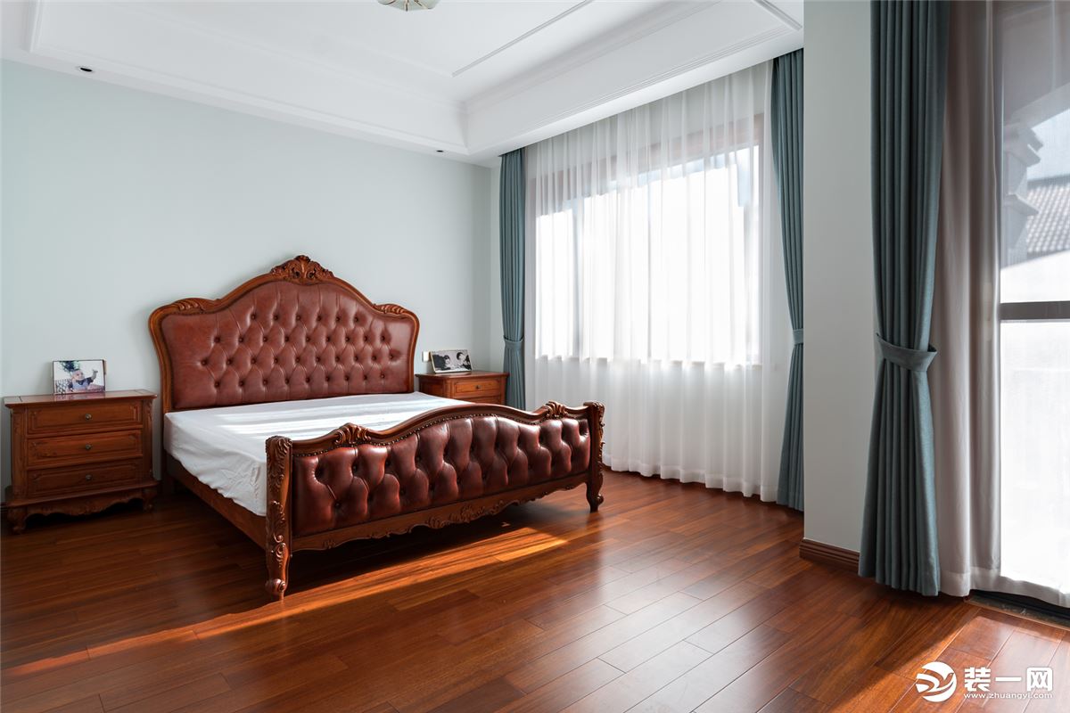 卧室沿袭美式古典韵味，又融入现代生活元素。