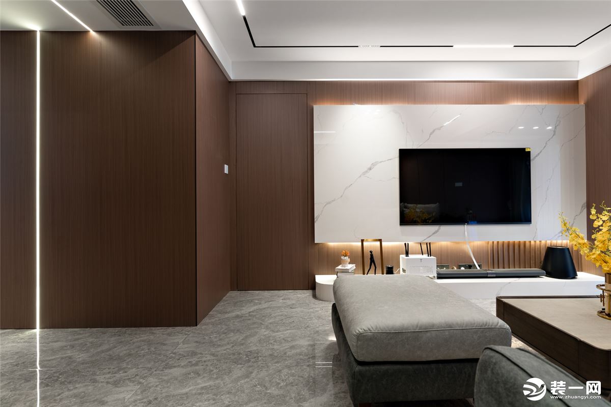 无主灯设计，使得空间更加清爽简洁，光线散布更柔和均匀，容易营造出温馨舒缓的居家氛围。