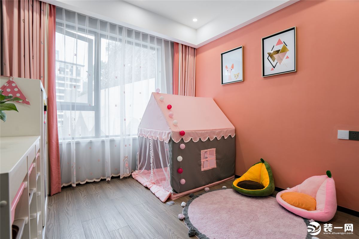原本的小女儿房暂时布置成了孩子们的玩乐空间，一面墙被刷上了暖暖的珊瑚橙。