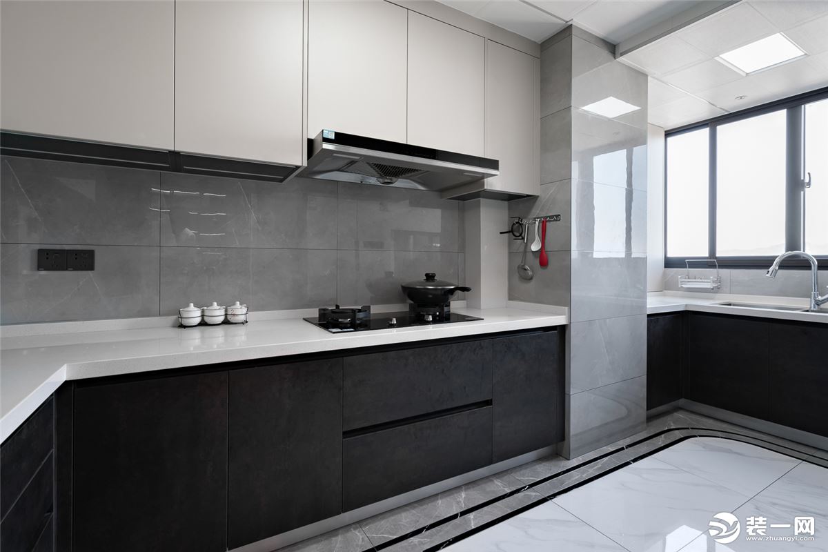 厨房整体布局开阔有型， 黑白灰配色时尚大气，不会过时。 各区柜体功能划分合理， 日常繁多的杂物都可以