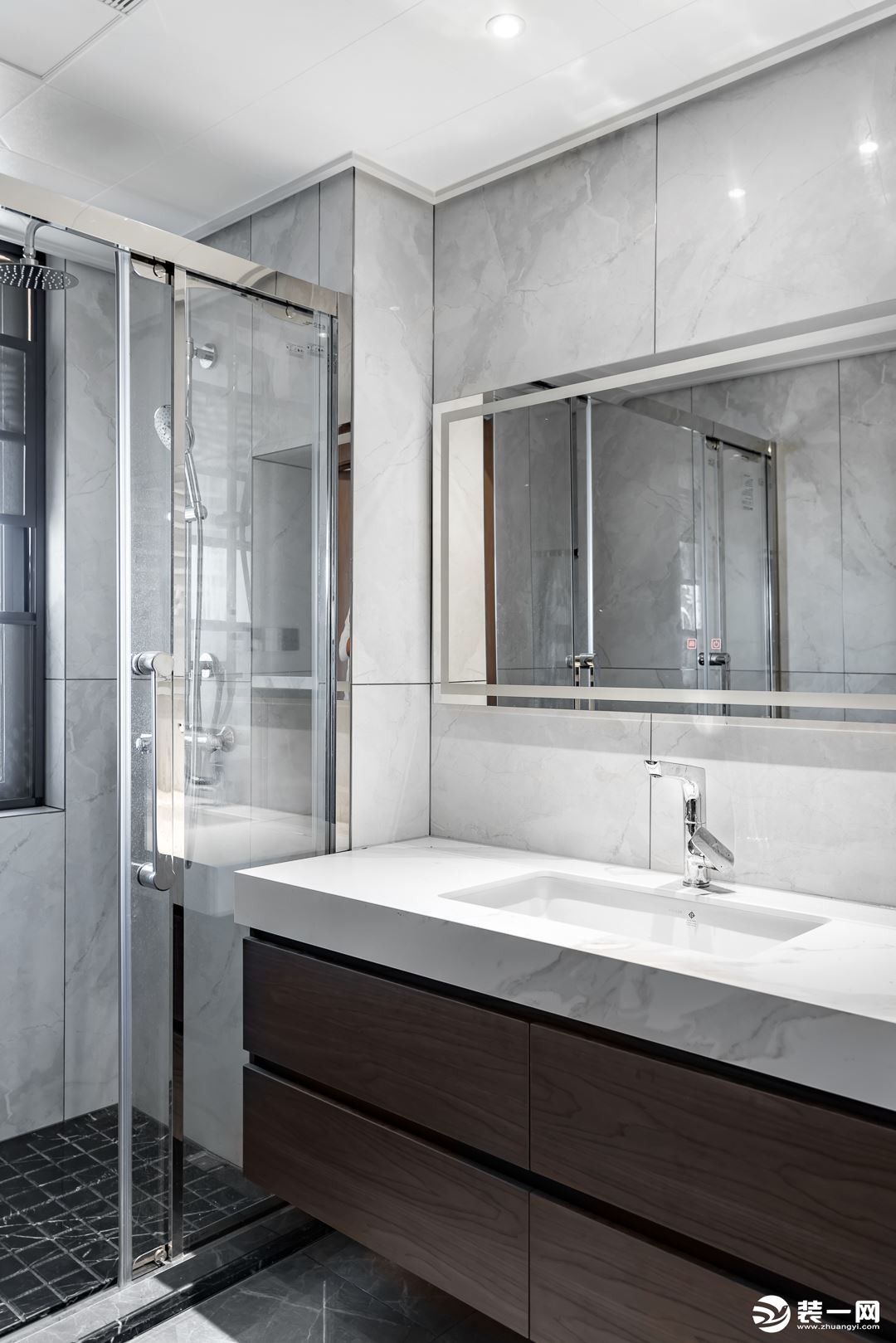 淋浴房的银色金属边框利落有型， 让空间多了一份现代质感。