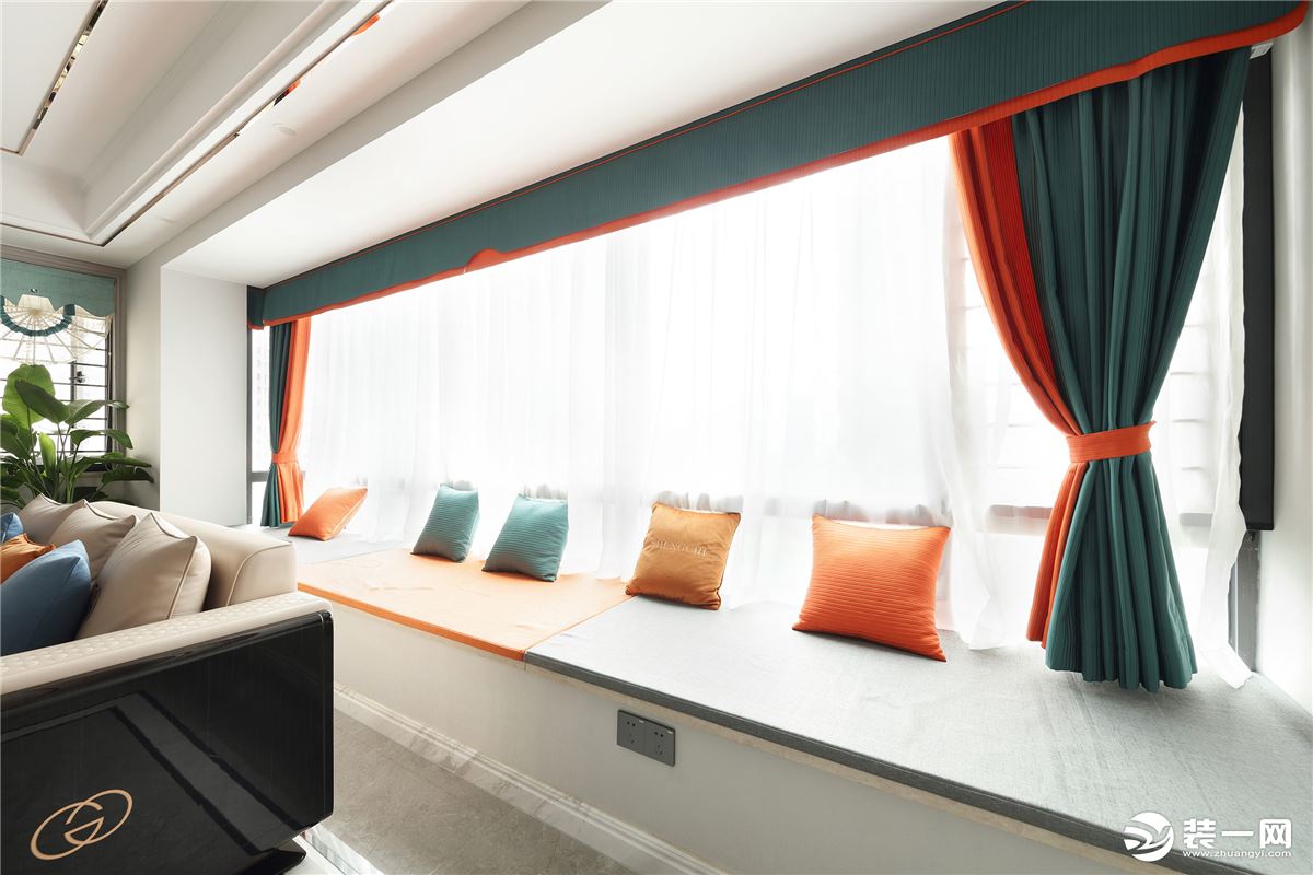 客厅自带飘窗，加一层软垫，搭配与沙发同系列靠垫，温馨实用，也丰富整体视觉层次感。