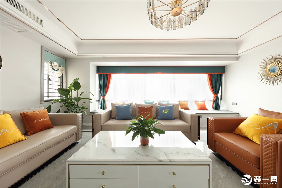 形成客厅独特的气质色，彰显出空间的活力和丰富。