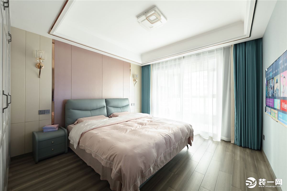 樱花粉与浅米色的组合淡雅柔和，与家具与窗帘的灰蓝色系冷暖互补，交融出现代时尚格调。
