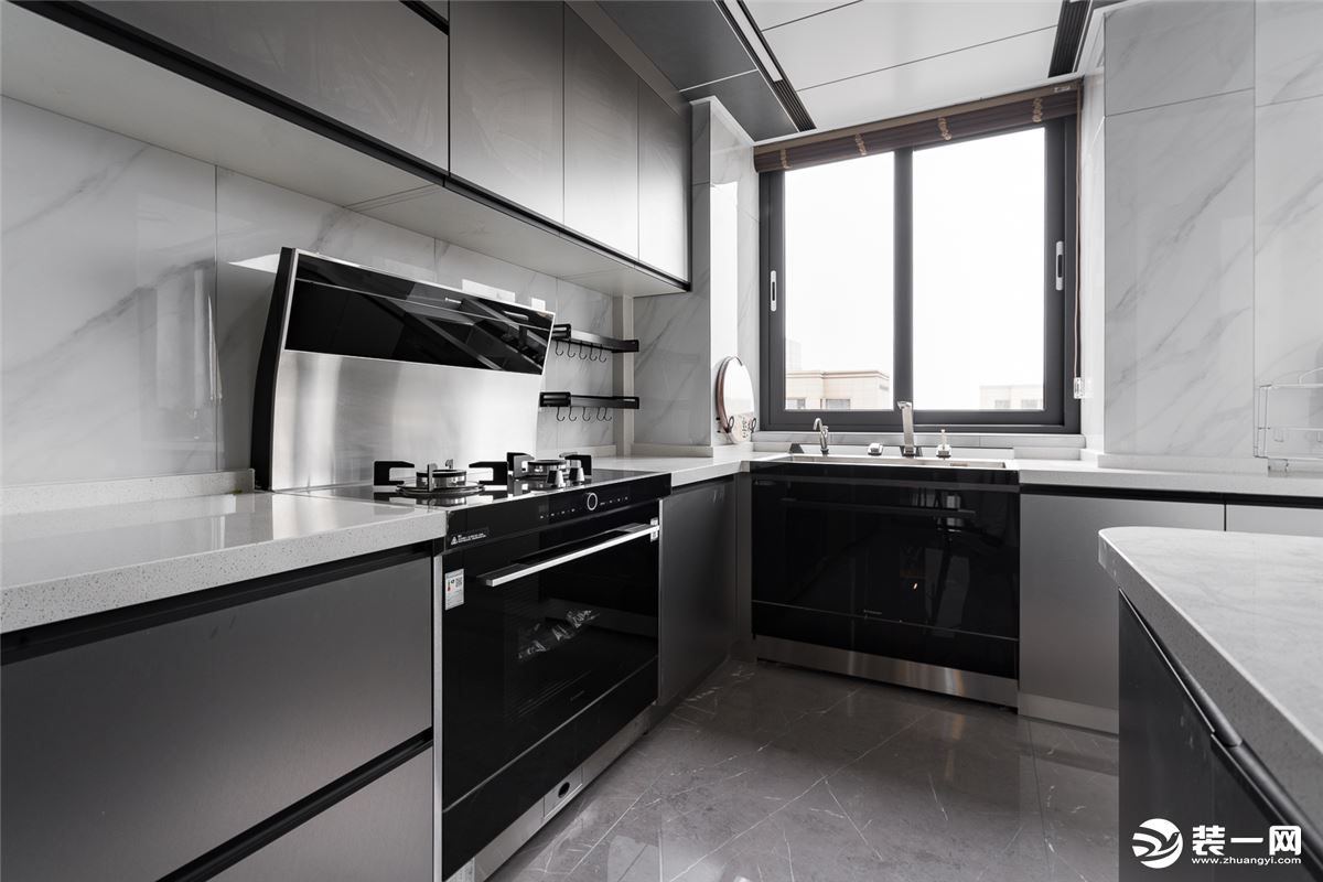厨房空间开阔大气，黑白灰色系经典耐看，不易过时。 