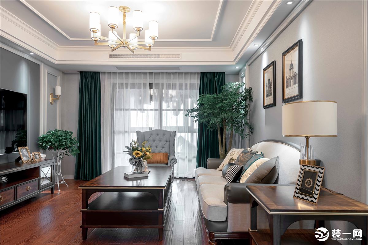客厅整体硬装比较清爽，以雾霾蓝、深棕色作为底色，通过墨绿色的点缀塑造出更多层次的魅力，营造出色彩丰富