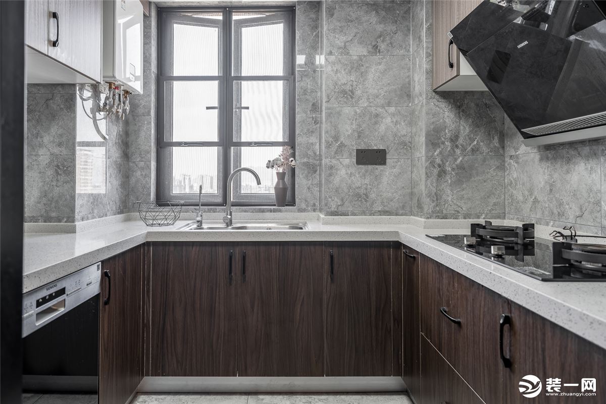 厨房是U形设计，开阔大气， 柜体棕色的木质纹理淳朴清新，  配上渐变灰色花纹墙砖， 整体搭配低调。