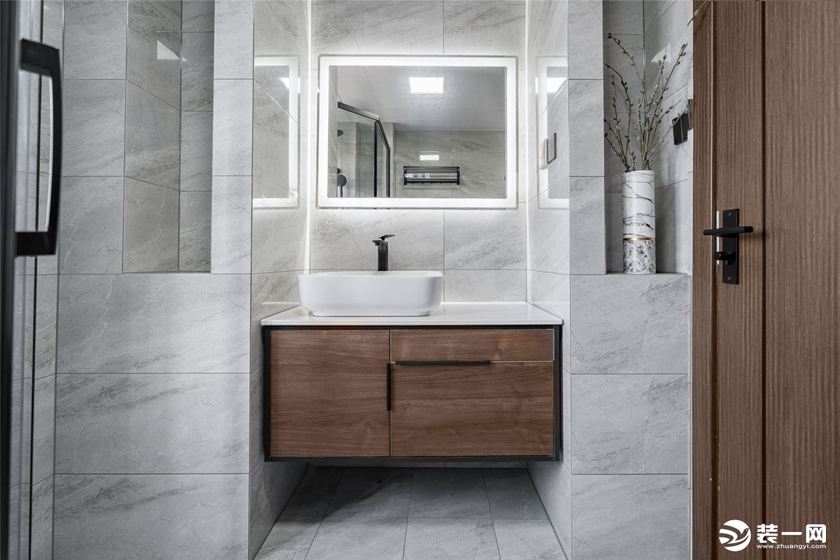 岩石灰墙砖搭配木质柜体， 均衡了卫浴空间整体空间的冷冽感，  
