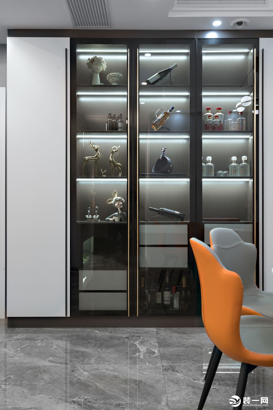 酒柜选用对称的嵌入式玻璃柜样式，把手处以金属镶边装饰，轻奢气质满分。