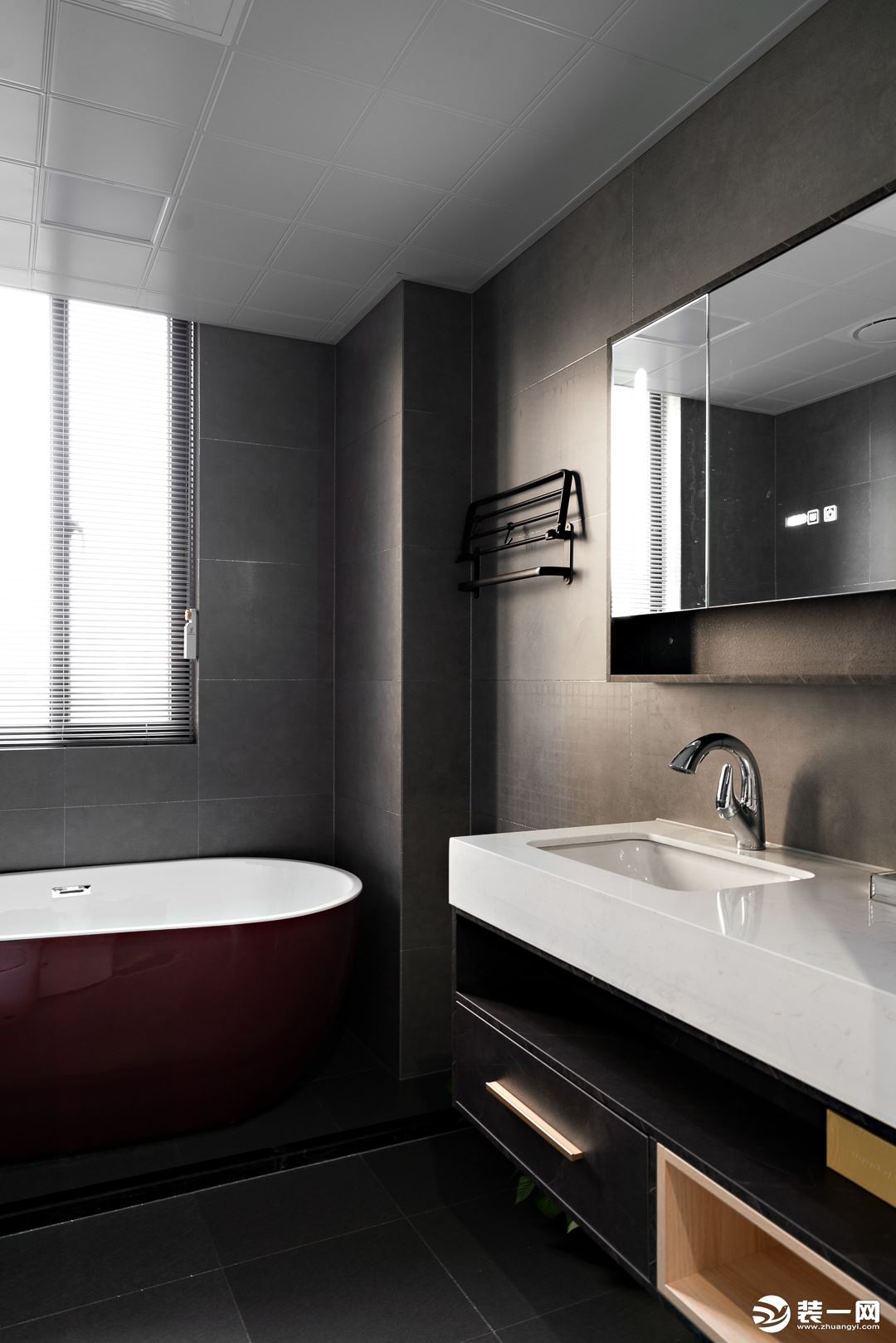 酒红色浴缸为空间注入摩登气韵，与浴室柜的金属元素彼此映衬，打造出独具品味的都市浴享空间。