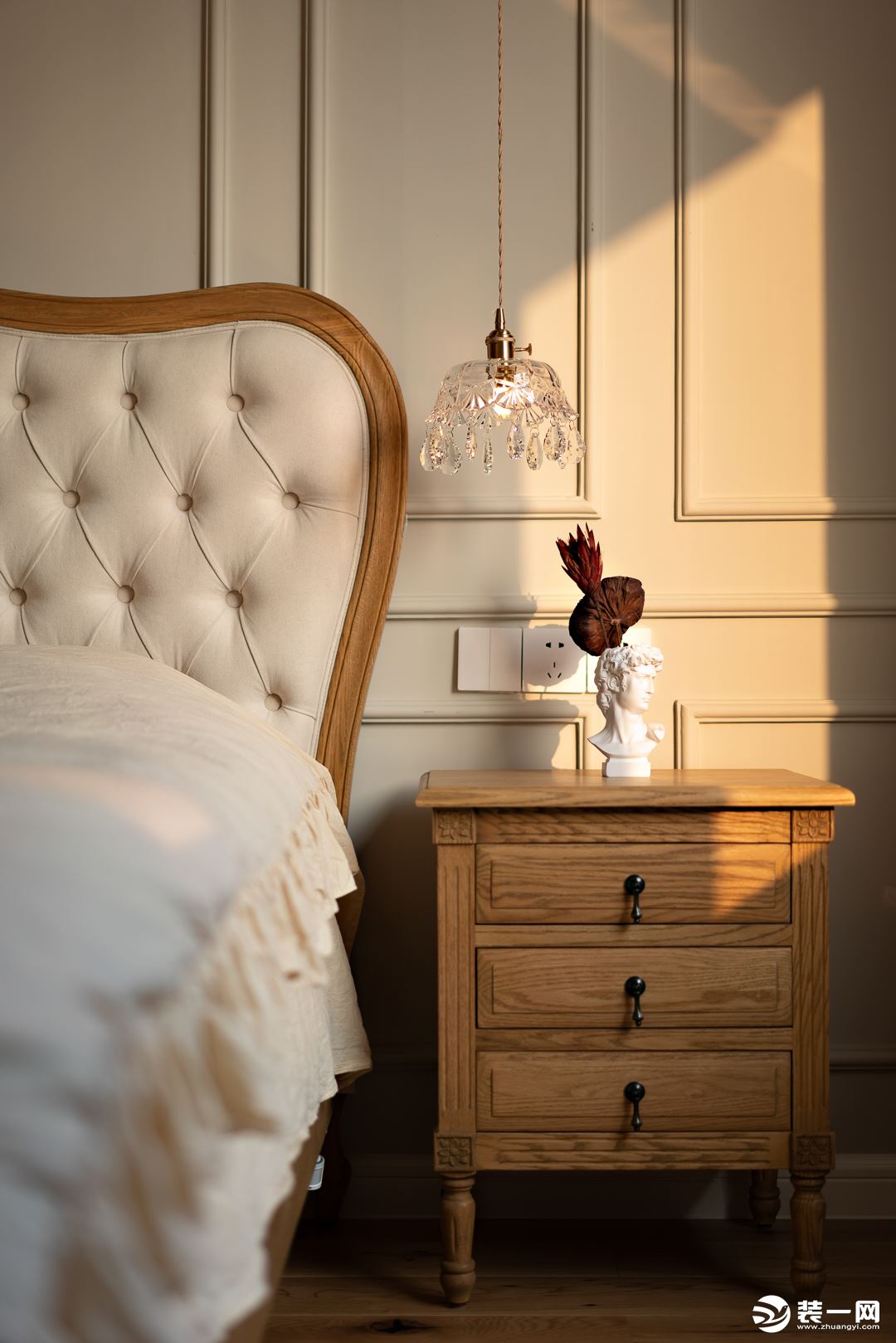 让卧室呈现一半浪漫，一半端庄，清新又摩登的气质恰到好处。