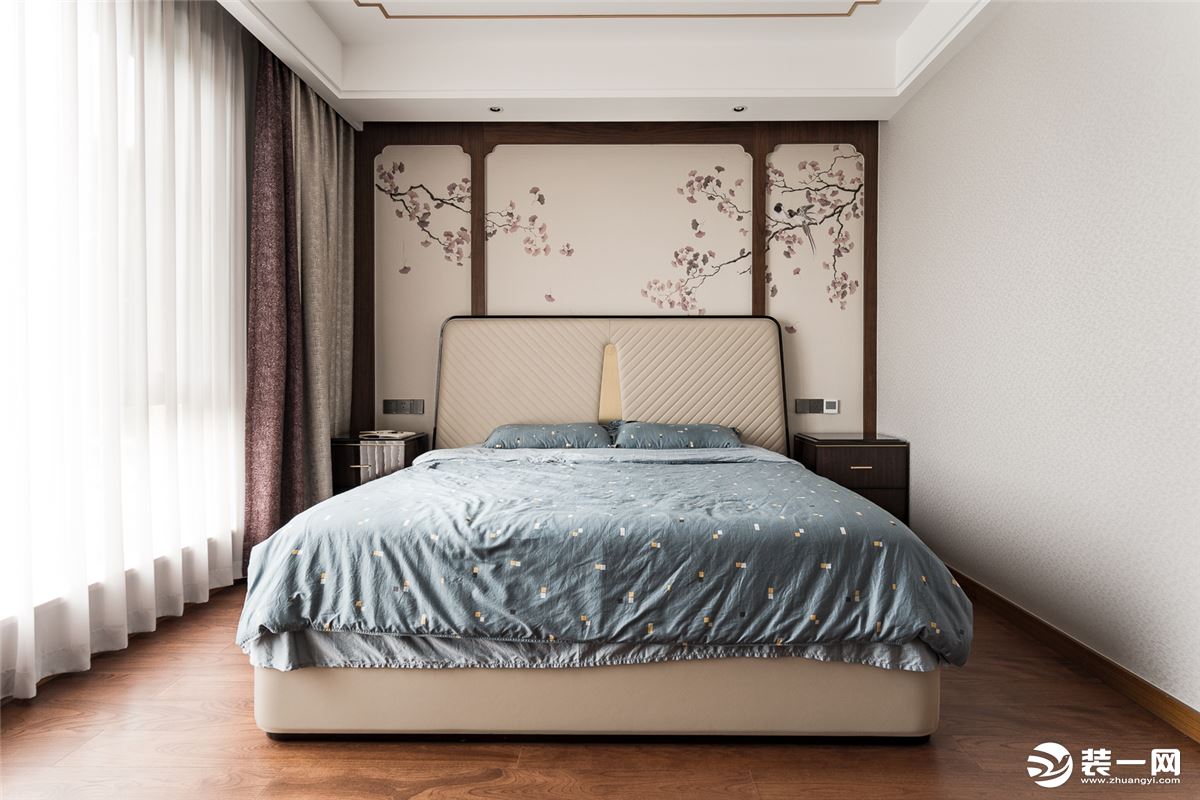 次卧是长辈房，把东方美学用现代简约的手法演绎，让传统的优雅韵味与现代时尚元素结合。
