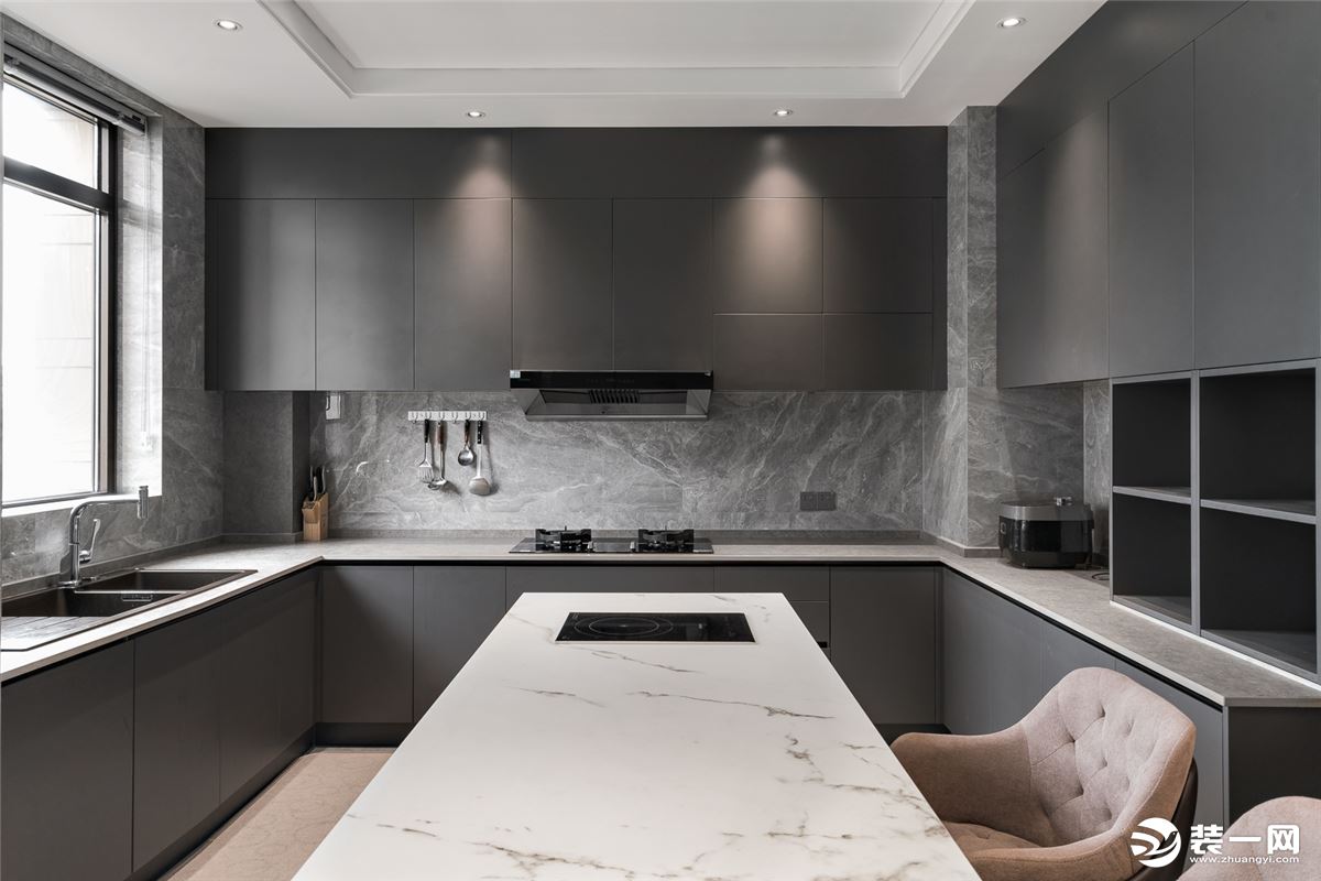 厨房开阔大气，经典的黑白灰配色，展现了现代主义下的极简美学。