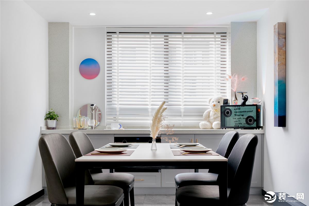 百叶窗引自然光线入室，餐厅空间显得更通透明亮。