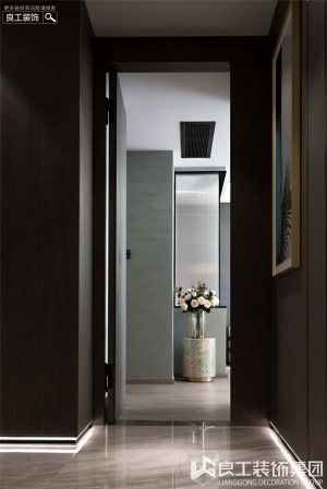 走廊大面积选用玄关同款的木饰面拼贴，房间的门也是选用了木饰面隐形门，保持了空间的整体性，还显得大气