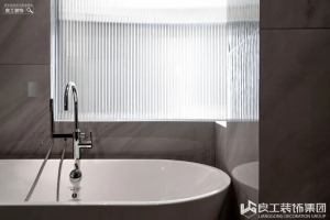卫生间的空间设计满足了浴缸需求，大大提升了空间的舒适度，玻璃窗的存在弥补了空间的光线不足的问题