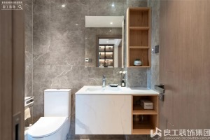 卫生间选用大理石、原木的结合，在视觉上就显得干净整洁，壁挂式洗手台可以有效的避免卫生死角