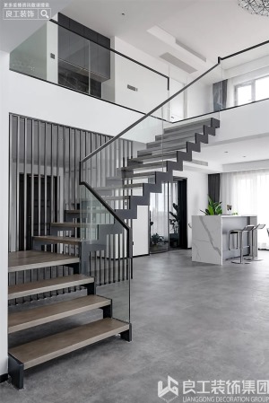 黑色的楼梯线条也让现代极简在此得到了很好的诠释