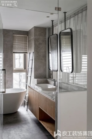 次卫是双镜的设计，在靠窗的位置放一个浴缸，挂上百叶帘，保证卫浴的私密性
