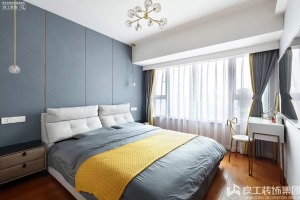 主卧床的背景选用硬包的方式，镶嵌金属线条，达到和客厅背景墙的呼应效果