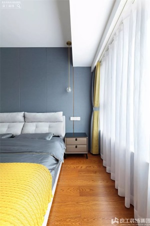 灰、蓝色的床品搭配让空间更显沉稳大气，亮黄色床旗的加入避免了空间的压抑感