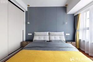 灰、蓝色的床品搭配让空间更显沉稳大气，亮黄色床旗的加入避免了空间的压抑感