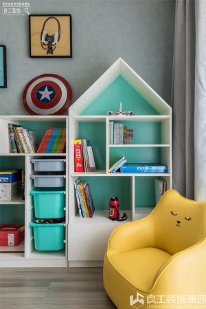 儿童房白色定制书架，造型奇特可以放一些小朋友喜欢的书籍和玩具，也是小主人摆放心爱之物的展示位