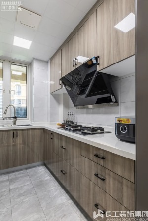 厨房的设计简洁、实用，温润的棕木搭配白色的大理石台面，突出空间的质感，上下橱柜的设计也增加了不少储存