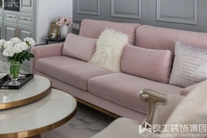 粉色+卡其色的组合跳脱出了沉闷与清冷，展现出柔和的气质，让客厅转换了底色，变得温和又有活力