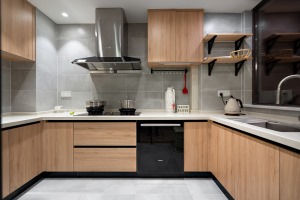 厨房是U形设计，开阔大气，柜体棕色的木质纹理淳朴清新， 配上渐变灰色花纹墙砖，整体搭配低调而不失格调