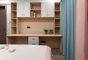 书桌+书柜一体式定制，最大程度利用空间，也为孩子打造了独立安静的学习空间。